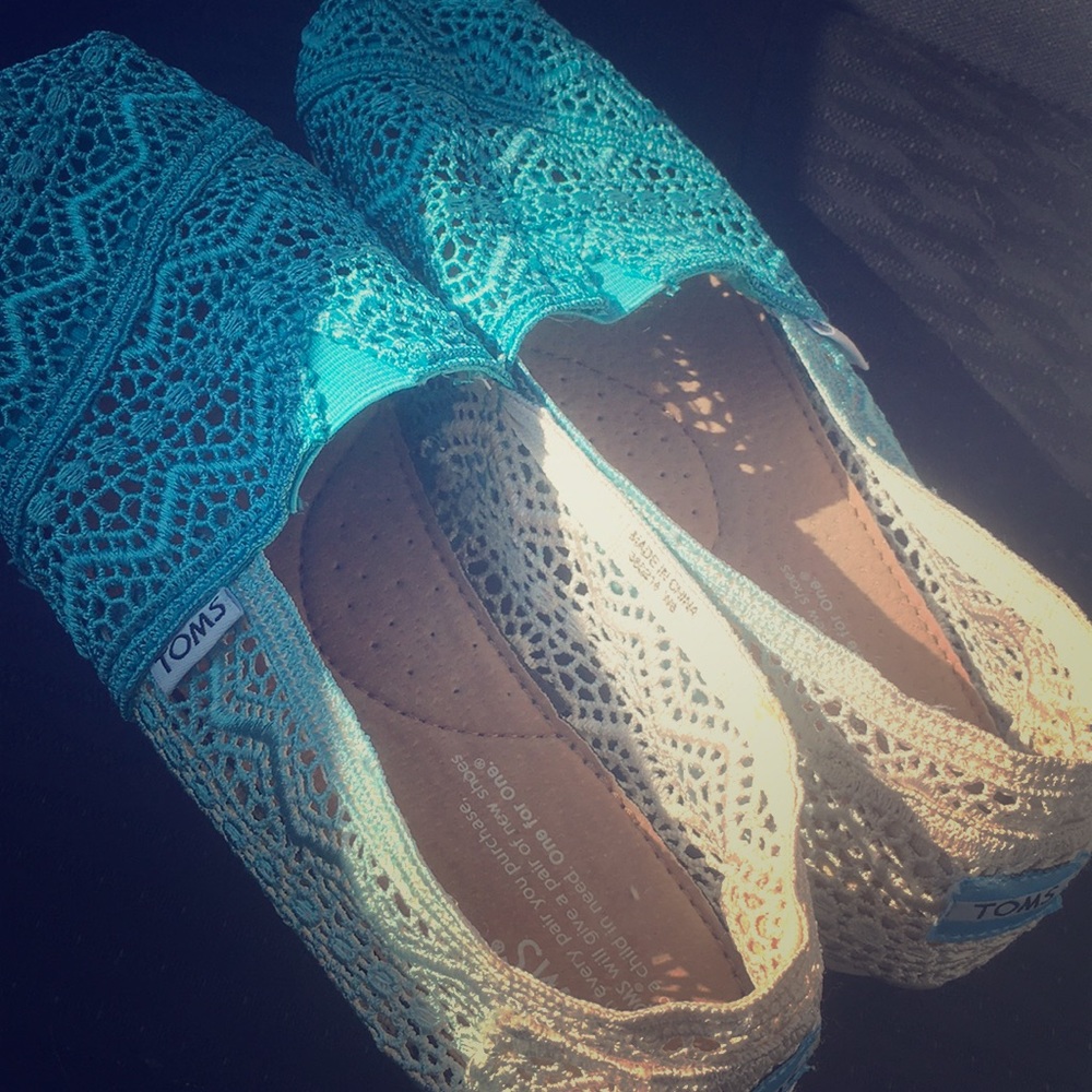 TOMS lace flats size 8